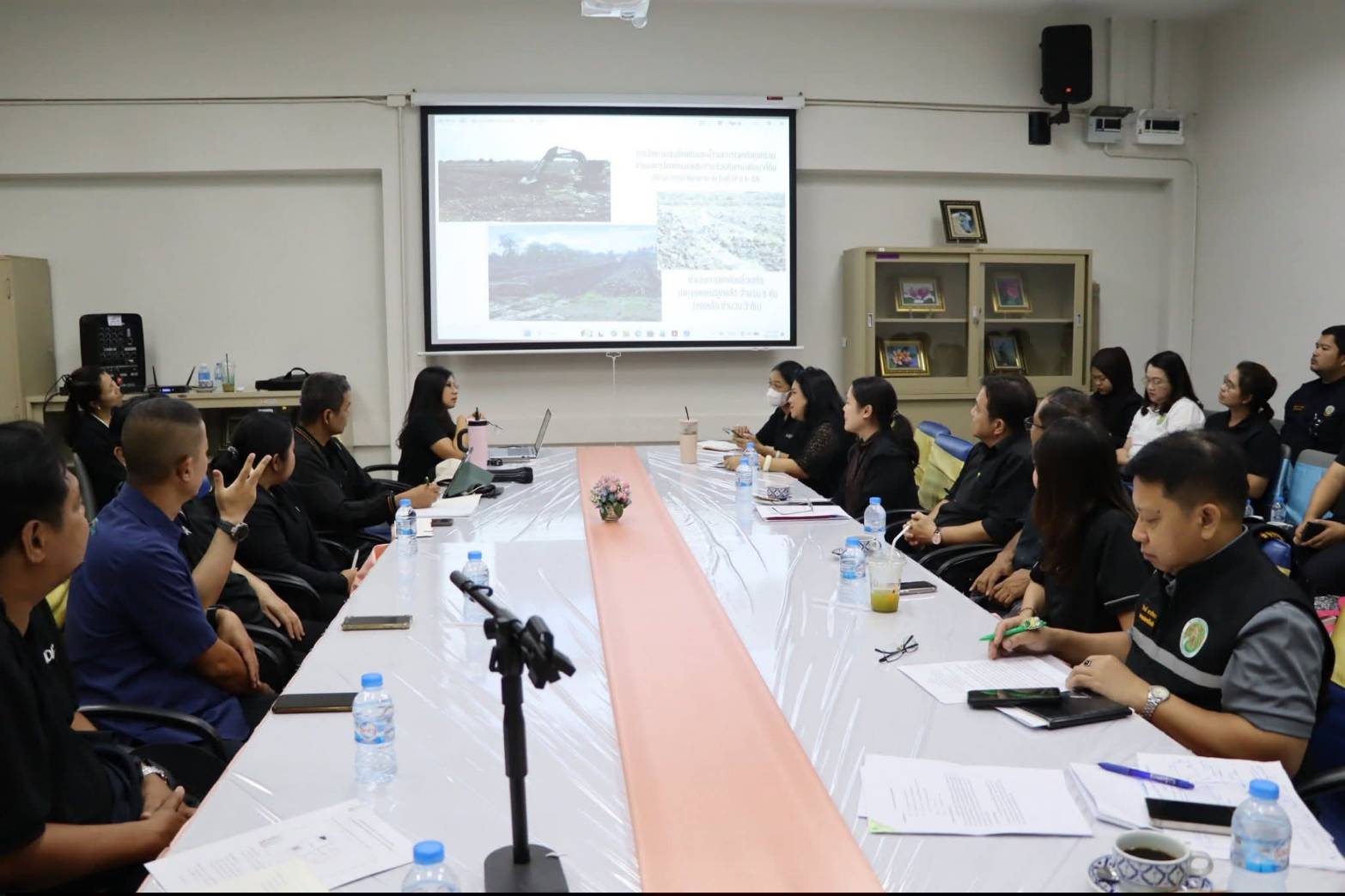 title - สำนักแผนงานและโครงการพิเศษ กระทรวงเกษตรและสหกรณ์ ร่วมกับผู้แทนหน่วยงานภายในสังกัดกระทรวงเกษตรและสหกรณ์ ประชุมติดตามความคืบหน้าและลงพื้นที่แปลงนาภายในศูนย์ส่งเสริมและพัฒนาอาชีพเสริมนอกภาคการเกษตร